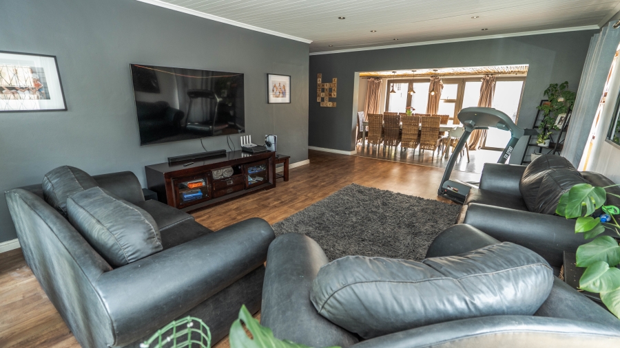 4 Bedroom Property for Sale in De La Haye Western Cape